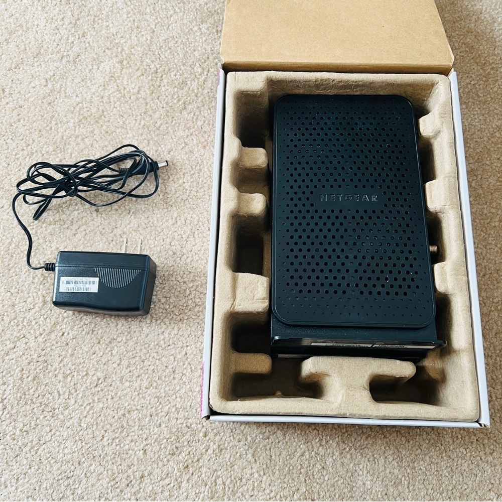 NETGEAR N300 New WiFi Cable Modem Router Black - Picture 2 of 12